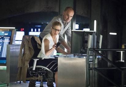Arrow -- "Lost in the Flood" -- Image AR422a_0009b.jpg -- Pictured (L-R): Emily Bett Rickards as Felicity Smoak and Paul Blackthorne as Detective Quentin Lance -- Photo: Dean Buscher/The CW -- ÃÂ© 2016 The CW Network, LLC. All Rights Reserved.